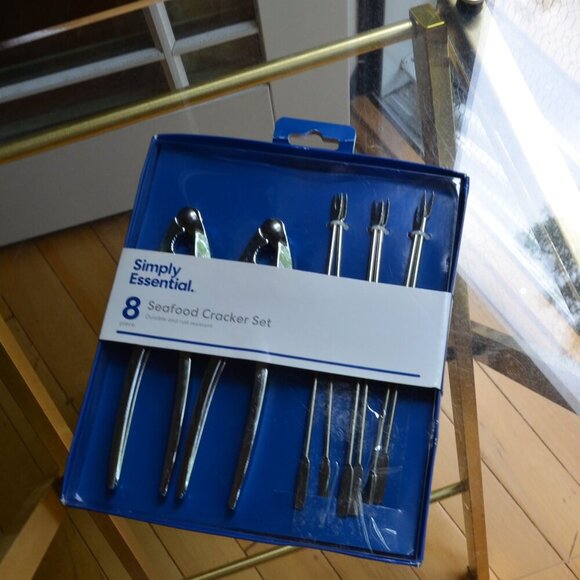 Simply Essential 8 Piece Seafood Cracker Set - Picture 1 of 7